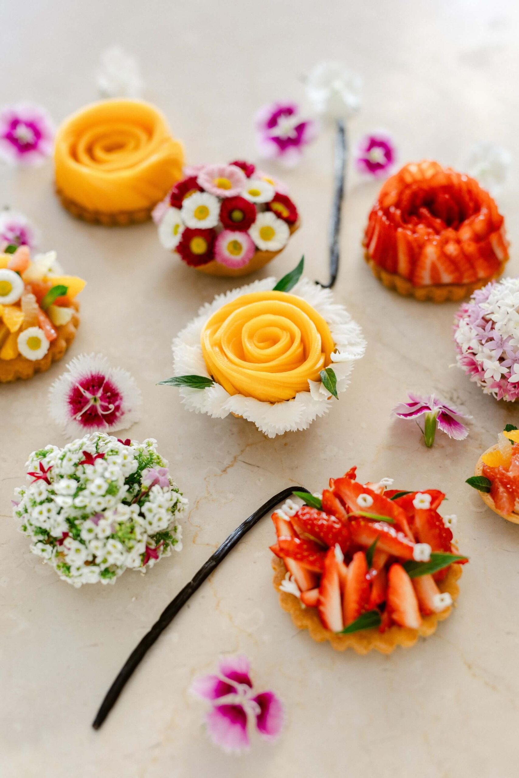 Tartes aux fruits décorées de fleurs.
